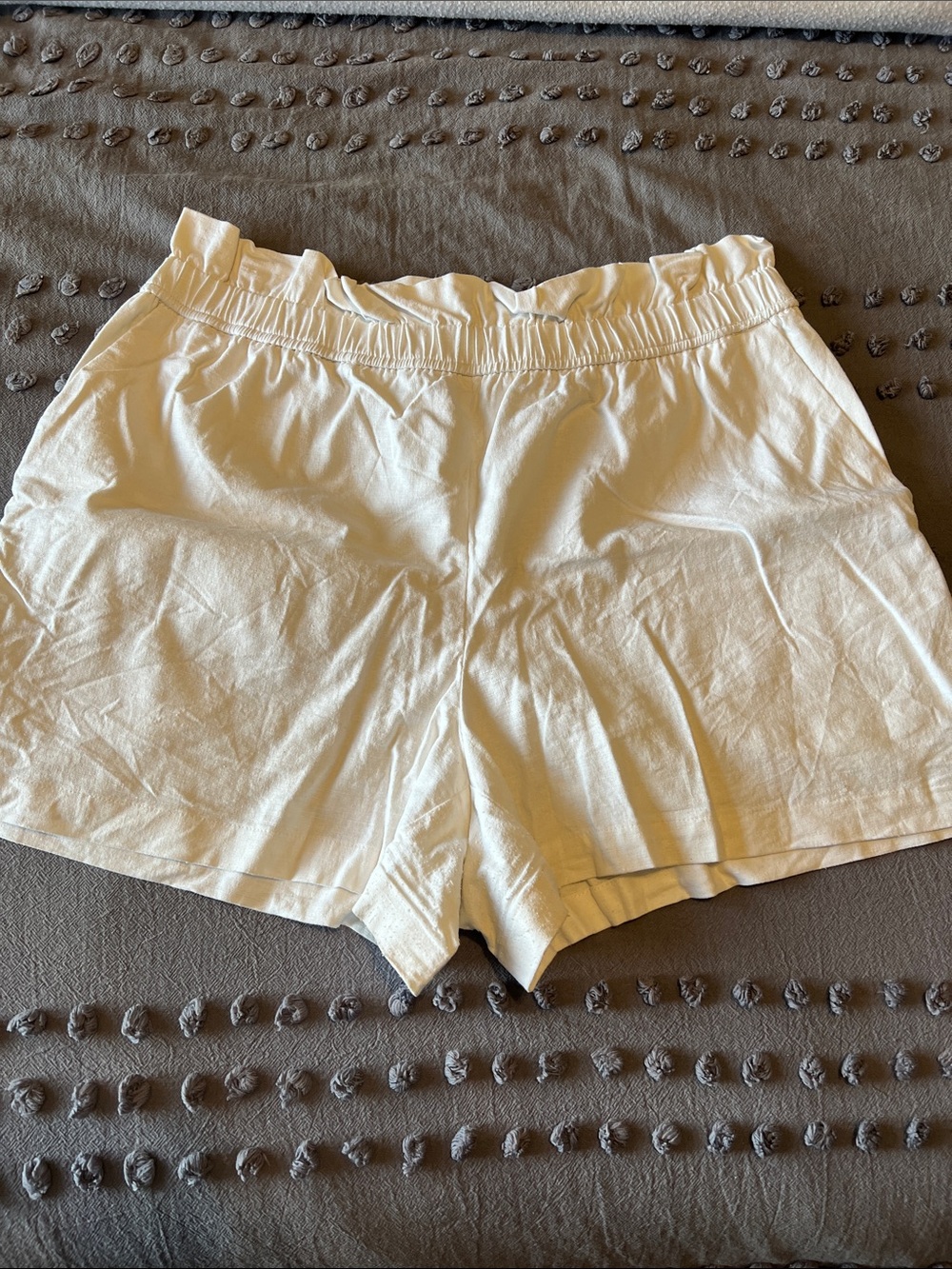 Express Cream High-Waist Ruffle Elastic Shorts